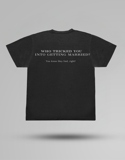 Who tricked you into getting married? - T-shirt